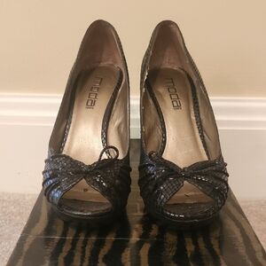 Moda Black Classic Heels with Sleek Design